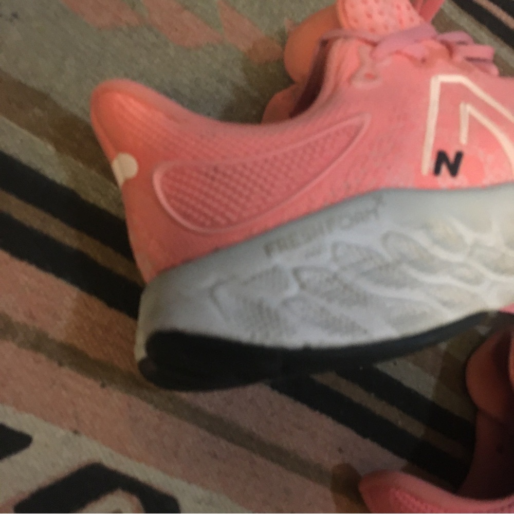 New Balance women’s 7.5 Fresh Foam 1080 Pink & White NB sneakers athletic GUC - Picture 12 of 12